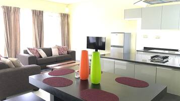 Skrivebord, arbejdsområde til bærbare computere, mørklægningsgardiner