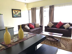 Căn hộ tiện nghi đơn giản, quang cảnh vườn | Khu phòng khách | TV màn hình phẳng 