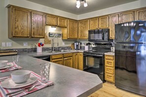 Fridge, microwave, stovetop, dishwasher - McCall Condo w/ Paddle Boards - Near Payette Lake (McCall)