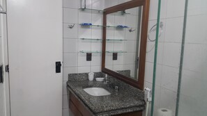 Serviettes fournies, savon, shampoing, papier toilette