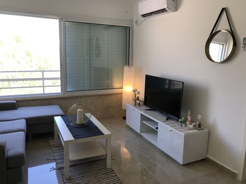 Yläosa: Haifa - Akko - Ranta: Oikea koti