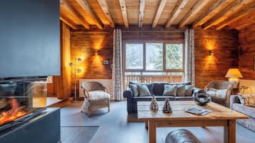 Televisie, een open haard, een dvd-speler en tafelvoetbal