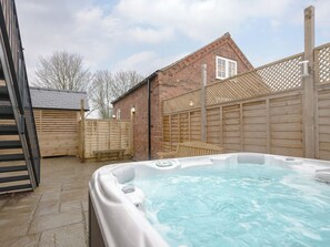 Outdoor spa tub - Harbour View - UKC2303 (Wainfleet St. Mary, near Skegness)
