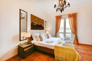 6 bedrooms, iron/ironing board, free WiFi