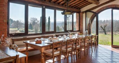 Kaunis yksityinen huvila, jossa on oma uima-allas, WIFI, TV, patio, pesukone, panoraamanäkym��, pysäköinti