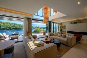 TV - Luxury Villa Silent with Infinity Pool (Selca)