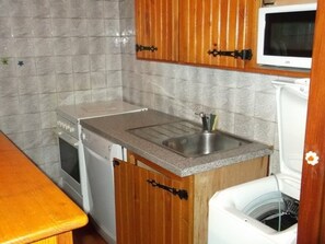 Microwave, oven, dishwasher, coffee/tea maker - Cozy 3-Room Apartment in Orcières Merlette - Near Ski Slopes, Shops, and Sports Center (Orcières Merlette)