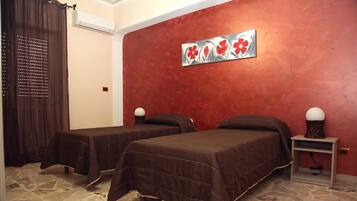 Chambre Double ou avec lits jumeaux, salle de bains privée (External) | Décoration personnalisée, bureau, lits bébé (gratuits)