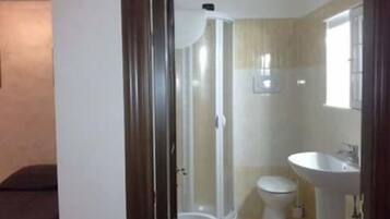Camera tripla, bagno in camera | Bagno | Doccia, set di cortesia gratuito, asciugacapelli, bidet