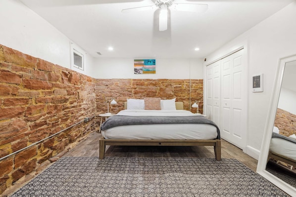 4 bedrooms, iron/ironing board, WiFi, bed sheets