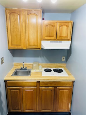 Quarto luxo, 2 camas de casal, para fumantes, cozinha americana | Cozinha privada | Refrigerador em uma área comum, micro-ondas em uma área comum