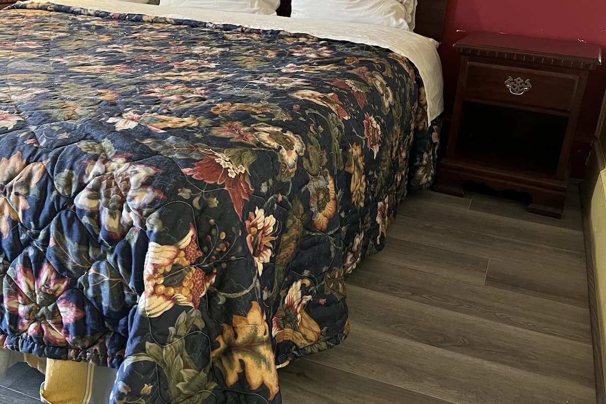 Standard Room, 1 King Bed, Smoking | Free WiFi, bed sheets