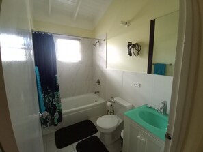 Combined shower/bathtub, hair dryer, towels, soap - Stunning 2 bed 1 bath villa , Drax Hall, Jamaica (Drax Hall)