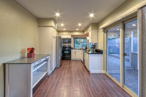 Frigorifero, microonde, forno, piano cottura