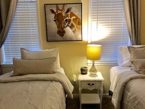 2 habitaciones, tabla de planchar con plancha, wifi y ropa de cama 