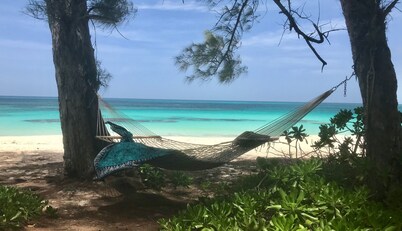Poponi Cottage on pink sand Beachfront Estate