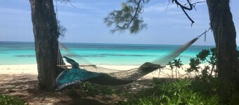 Poponi Cottage on pink sand Beachfront Estate