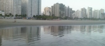 PRAIA GRANDE: Comfortable 3-bedroom beach house, well located near the sea.