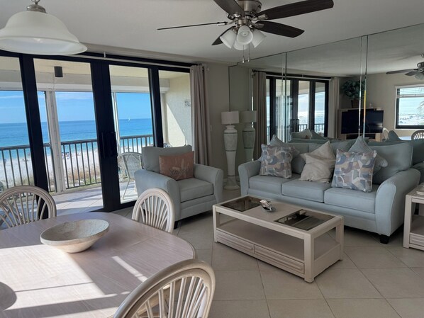 Smart TV, DVD player, books - Beach Front Condo-Sea Winds Full Gulf View+ Amazing Sunsets!! 🏖 (Marco Island)