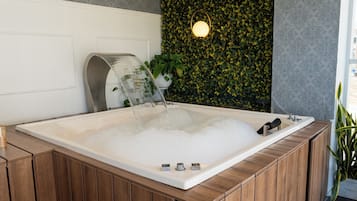 Couples treatment room(s), hot tub