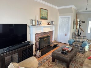 TV connectée, cheminée, Netflix, lecteur de DVD