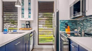 Geladeira, micro-ondas, fogão, cooktop