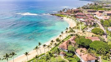 Plage, chaises longues, serviettes de plage