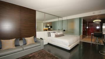 1 camera, una cassaforte in camera, postazione laptop