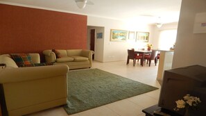 TV LED, pebolim, mesa de pingue-pongue