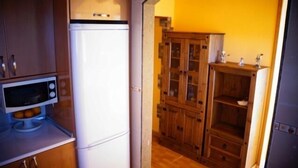 コーヒー / ティーメーカー、冷蔵庫、電子レンジ、オーブン