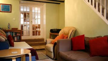 Smart TV, fireplace, DVD player, books