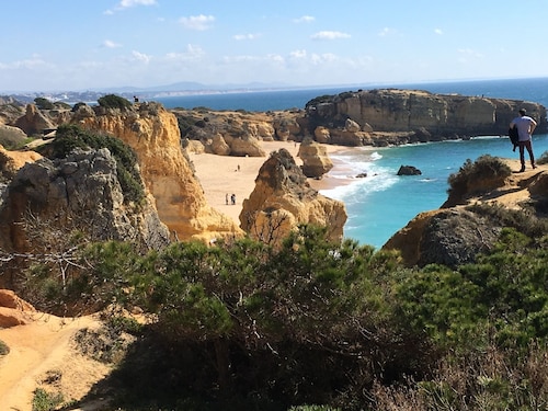Geräumiges Apartment mit 2 Schlafzimmern, herrlicher Strandlage, Meerblick, Pool und Garten