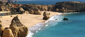 2 roms romslig leilighet, fantastisk strand beliggenhet, havutsikt, basseng og hage