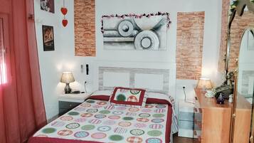 4 habitaciones, escritorio y tabla de planchar con plancha