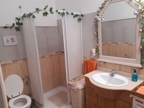 Douche, sèche-cheveux, bidet, serviettes fournies
