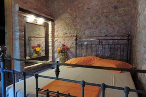 2 bedrooms, WiFi, bed sheets - Little stone maisonette   (Lilea)