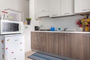 Refrigerador, microondas, placa de cocina, cafetera/tetera