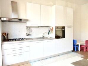 Frigorifero, forno, piano cottura, lavastoviglie