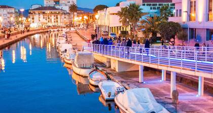 Lovely 3 bedroom apartment on the seaside with 3 bedrooms & 2 bathrooms.