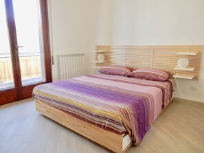 3 dormitorios, tabla de planchar con plancha, cuna de viaje