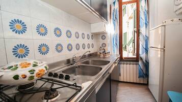 Réfrigérateur, four, plaque de cuisson, cafetiÚre/bouilloire