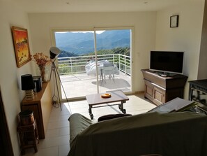 2 bedrooms, iron/ironing board, bed sheets