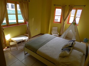 4 chambres, bureau, fer et planche à repasser, lit parapluie