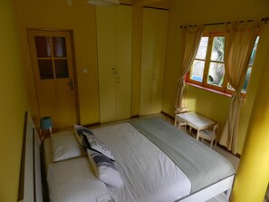 4 camere, una scrivania, ferro/asse da stiro, culla da viaggio