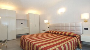 1 chambre, coffres-forts dans les chambres, fer et planche à repasser