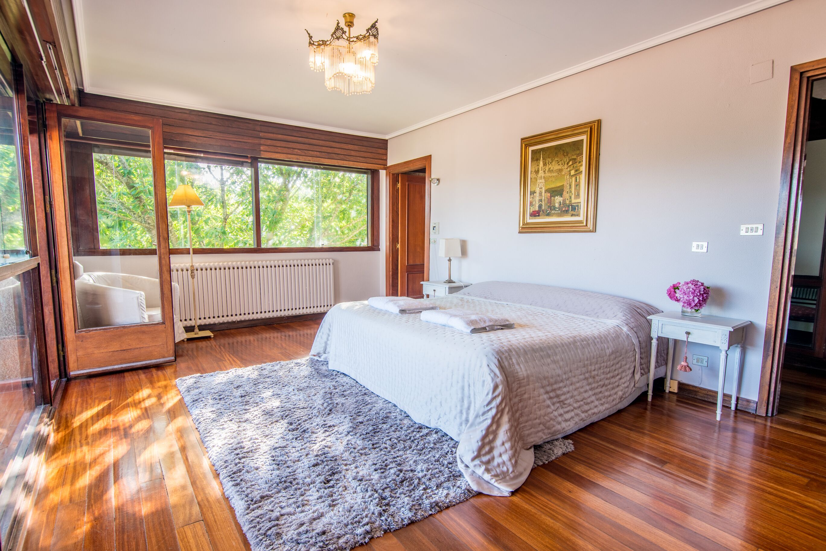 9 habitaciones, escritorio y tabla de planchar con plancha 