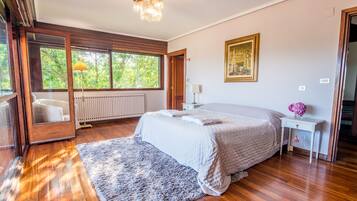 9 slaapkamers, een bureau, een strijkplank/strijkijzer, reisbedje