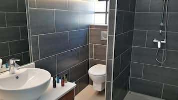 Suite Studio Confort, plusieurs lits, vue jardin | Ăquipements de salle de bain