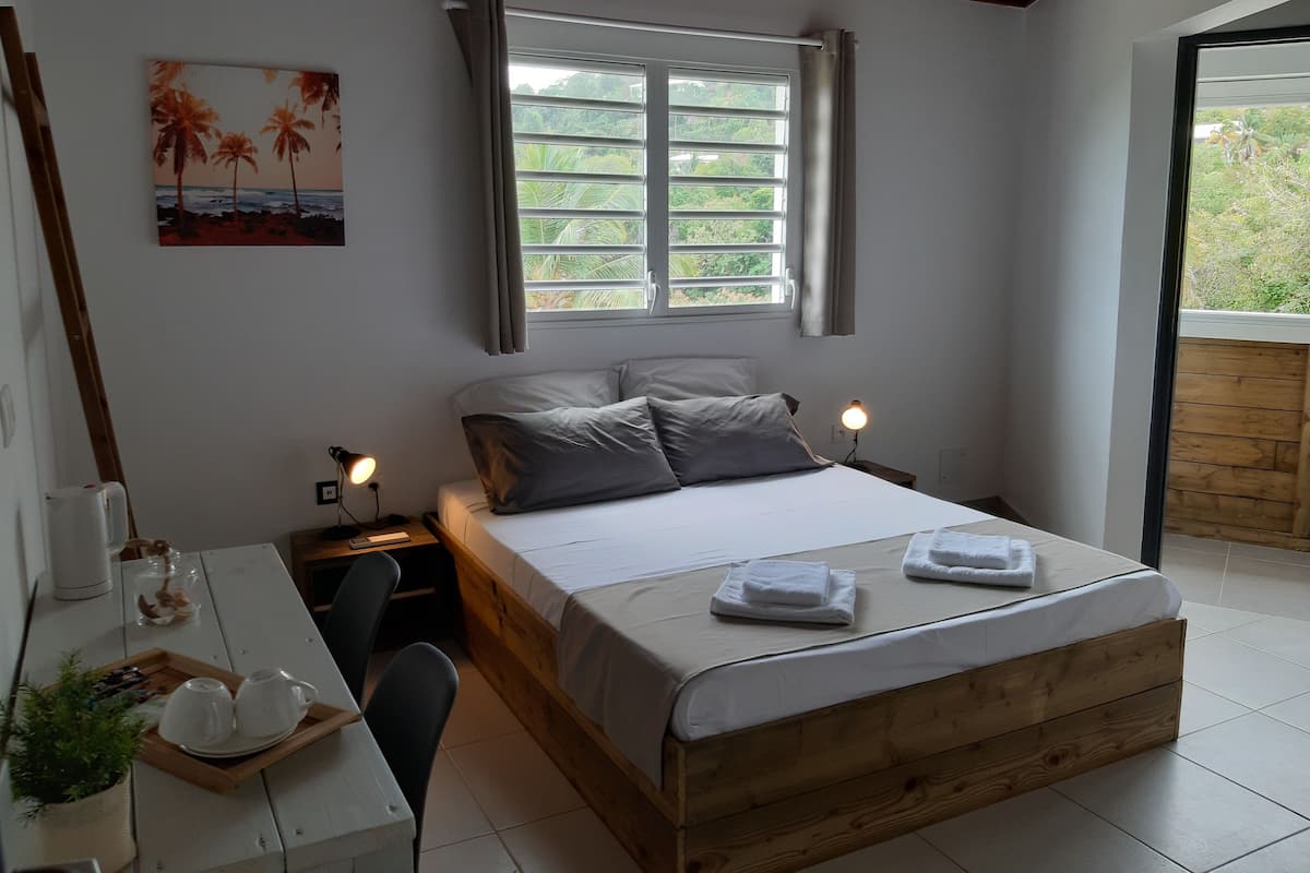 Studio Deluks, 1 Tempat Tidur Queen, pemandangan laut sebagian | 1 kamar tidur dan seprai premium