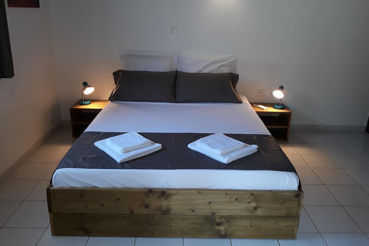 Studio Klub, 1 Tempat Tidur Queen, pemandangan kebun | 1 kamar tidur dan seprai premium